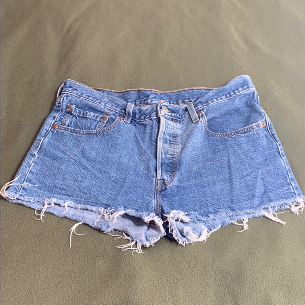 Levi’s 501 button fly shorts. Waist 31. Inseam 2”.